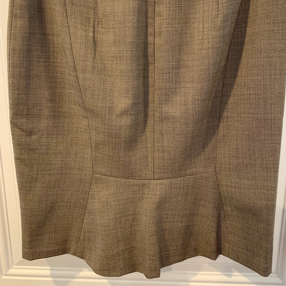 Ann Taylor Grey Pencil Skirt with Back Flare Detail - size 8 - Picture 2 of 4
